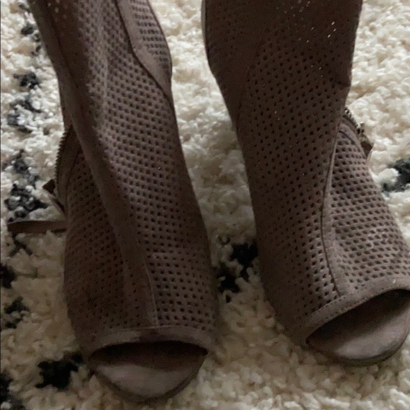 Gray heels - Picture 3 of 3